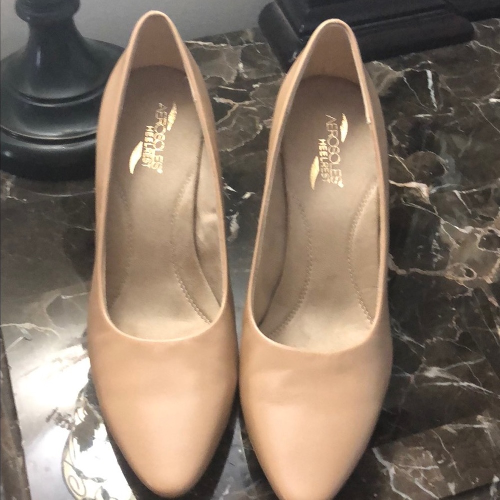 Tan pumps. 2-1/4” heels Aerosols NWT